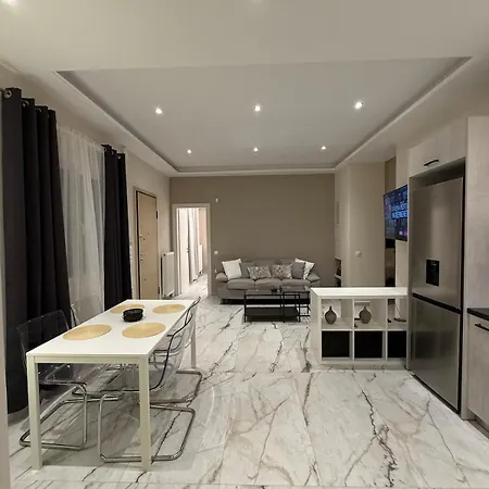 Luxy Renovated Flat With Patio